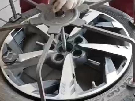 #上热门 #专业的事交给专业的人 #江淮#嘉悦#思皓 TESS防爆胎拆卸流程