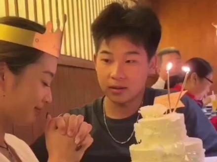 爱情不是你爱上理想化的对方,而是你爱对方每一点平凡的光辉#关于爱的定义 @小衿