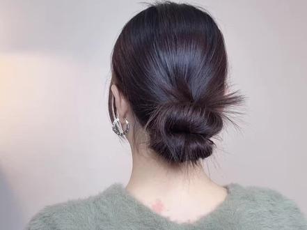 #日常生活实用发型 今天慢动作教你扎赵今麦新剧#骄阳似我 聂曦光同款低丸子头,简单又元气减龄#扎发教程#丸子头#发型教程