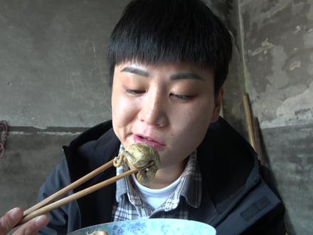 泰能又馋毛蛋了,一口一个,还是带毛的吃着香 #毛蛋 #黑暗料理 #美食