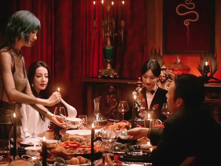 炎拓提起九罗脸上的笑意止不住一点!