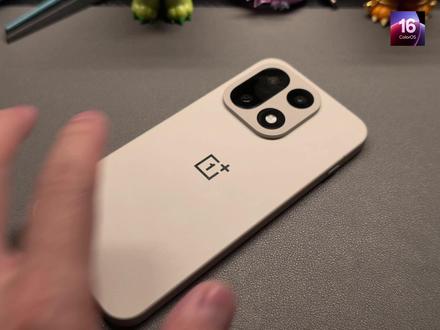 视频编辑!一加 OPPO用户必须知道的功能 ColorOS 16的视频编辑功能直接封神!自带相册里就能搞定专业剪辑! 分割拼接、加背景音乐、加文字、调变速、自由裁画幅,想要的功能全都有!关键是可以4K 120帧高清输出,画质直接拉满,还能保留实况效果,发朋友圈、抖音质感绝了! 重点是所有核心功能都免费!#ColorOS #ColorOS16 #一加15 #科技下一站 #创作者计划