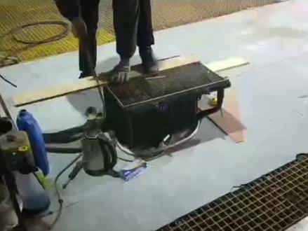 用汽车水箱 和电热水壶 做的一个取暖器神器 效果非常棒 #高性能实用工具 #取暖器暖风机 #自制暖气片 #热水壶供暖 #暖气片