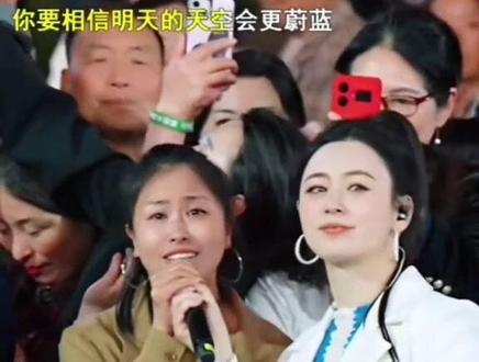 身为本地人忠于等到唐艺来盐城大纵湖演出,在面粉哥的邀约下,我也蠢蠢欲动,因为之前一直就很喜欢唐艺老师的歌声,虽然不是专业歌手,也想上台高歌一曲,但是由于
现场高手太多,上台唱歌机会几乎为零,在面粉哥几位粉丝鼓励下,我一时心急翻越栏杆想登台圆梦,事后也引来大家争议,心里满是忐忑愧疚。唐艺老师顾及全场情绪,当时没能让我登台演唱,我心里虽有遗憾却也十分理解。#万万没想到演出临近结束,唐艺老师深情唱起《别知己》,特意走到台下,把话筒递在我面前给我唱了几句,满足了我的小小心愿,那一刻瞬间热泪盈眶,唐老师不计较我的莽撞举动,默默顾及普通人小小的唱歌梦想,善良暖心深深打动了我。
千言万语化作一句感谢,遇见善良温暖的唐艺,此生倍感荣幸🙏#唐艺大舞台 #盐城大纵湖#暖心瞬间