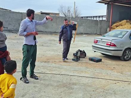 表姐夫劝米娜别卖牛场,挤奶室安装机器,牛场正在完善