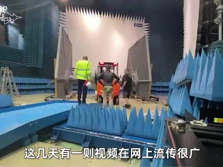 一、海绵吸波材料的工艺制备流程
海绵吸波材料的制备流程大体分为以下几个步骤:
1. 原料配比及混合:将海绵、吸波剂、填充剂等按照一定配比混合均匀。
2. 配置生产线:将混合好的材料通过生产线加工成板材、片材、管材等各种形状尺寸的海绵吸波材料。
3. 烘干处理:将加工后的海绵吸波材料放入高温箱中进行烘干处理,使材料的固化效果更佳。
4. 植片处理:根据工程需要,在海绵吸波材料的表面涂覆不同厚度的铁氧体、复合材料等吸波层。
5. 检验和包装:对制备好的海绵吸波材料进行大小、厚度、密度、吸波性能等多项指标检测,并进行分类、包装,以备运送使用。
二、海绵吸波材料的应用
海绵吸波材料广泛应用于以下领域:
1. 通信领域:可用于手机、电脑等无线通讯设备的天线、屏蔽盒等元器件中,提高设备的传输性能。
2. 雷达领域:可用于航空、导航等领域的雷达吸波材料中,提高雷达的隐身性能。
3. 电磁兼容领域:可用于电磁辐射测试室中壁板、天花板、地板等吸波材料上,提高测试的准确性。
4. 其他领域:如电子设备屏蔽、电缆线防干扰等。
三、海绵吸波材料的优缺点
海绵吸波材料具有以下优点:
1. 吸波性能好:对于电磁波具有较好的吸波性能。
2. 形状可塑性好:可以根据需要生产成不同的形状尺寸。
3. 质量轻:由于采用泡沫结构,所以质量相对较轻。
4. 耐久性能好:采用优质耐久材料制造,使用寿命长,不易老化。
但也存在以下缺点:
1. 生产工艺复杂:制备过程中需要严格控制原材料的配比、混合和加工工艺等细节。
2. 成本较高:相较于一般材料,海绵吸波材料的制备成本较高。#吸波材料#角锥吸波材料 #高阻燃吸波材料 #海绵吸波材料