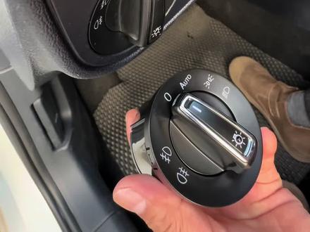 自动大灯 如果您还在手动开关车灯,可以用我们的开关实现自动大灯功能,一个开关就够了#大众配件 #自动大灯开关