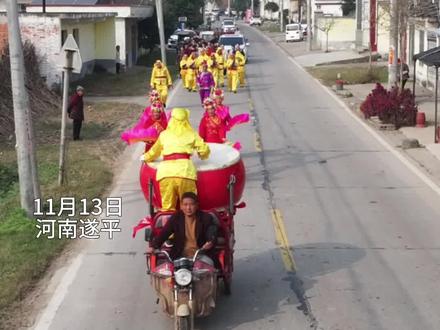 全运会冠军韩梦瑶载誉归来,受到家乡人民敲锣打鼓热烈欢迎。