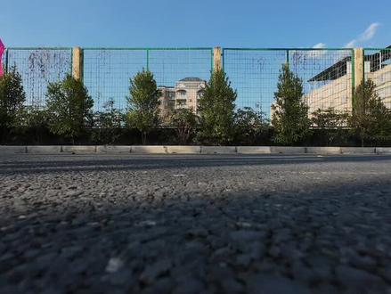 李宁赤兔9|体测慢跑闭眼冲✅ 今天给大家分享——李宁赤兔9
作为李宁经典入门竞训跑鞋,性价比依旧高!
鞋面贾卡材质上脚贴合舒服,长时间穿不闷脚~
全掌Light Foam Ultra泡棉微调后更弹,落地柔和不塌陷
5-10公里慢跑顺畅,800/1000米体测发力干脆、提速快💨
中足抗扭片+加宽外底,稳定性在线,抓地耐磨都在线
不算大升级,但细节更顺更好穿
现在差价不大,直接冲赤兔9不亏!
#跑鞋测评 #跑鞋推荐 #中长跑 #跑步 #通勤慢跑鞋