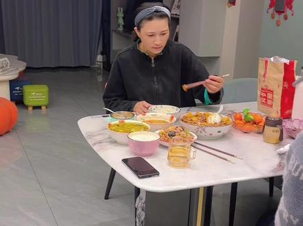 #华流年夜饭好吃香 @外婆乡小榨粮油旗舰店甄选邻居是个狠角色 单位给了一笔抚恤金60万她这样做