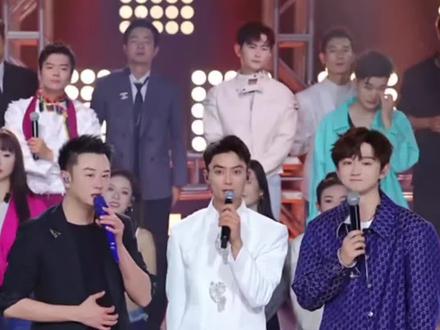 @昊瀚培训号 男神让老大给🍑打电话,聊天记录有惊喜哦😂😂😂@昊文🍊星城 @蜜桃🍑ᵐᵗ (星城)