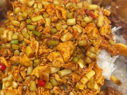 这碗蒜苔炒蛋拌饭,是妥妥的“米饭杀手”,酱汁裹满每一粒米,好吃到舔盘!#抖音美食创作者 #鸡蛋的神仙吃法 #盖饭 #蒜苔 #河南蒜苔