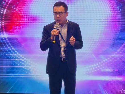 放慢脚步 学唱一首歌 努力让岁月开成一朵花 今日小满,而小满才是真正的幸福,人生不易、岁月静好,这个初夏的夜晚,放慢脚步,学唱一首歌,努力让岁月开成一朵花……
#歌曲#生活#就让岁月开成一朵花 #华星咨询 #大千壹酱品味馆