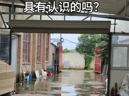 这个工具叫锛,过去木工做梁砍棒用的,比斧头的效率高很多,可用于砍出平面找平在创光。