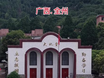 自1977年以来,全州高中培养了5万多名本科以上的学生,其中重点大学一万多人,截止2024年考取清华北大学生112名(清华62人,北大50人)。各年级学生在桂林市统一考试中成绩突出,特别是尖子生优势明显。近十年我校高考一本上线率提升了40多个百分点, 2015年李某某以721分夺得广西理科总分第一名;2017年唐某某以680分考取广西理科总分第十名、桂林市第一名;2020年盘某以713分获广西理科总分第三名;2021年高考录取清华大学3人、北京大学5人,其中程某以666分+60及综合测评全国第一名的成绩被清华大学、中国空军航空大学录取双学位;2022年达到清华北大录取分数线3人,录取北京大学1人;2023年广西理科前30名3人(最高分701分),录取清华大学3人,国防科技大学3人;2024年清北上线11人,最终录取清华大学3人,北京大学2人,国防科技大学7人;2025年唐某某居广西理科第22名,广西理科前60名有5人,清华北大上线10人。建校一百零六年来,全高学子在各行各业中熠熠生辉,有著名专家学者、大学教授、科学家、企业家、部队将帅等各界知名人士,其中入选中科院院士1人,为我国科研事业再续星火。
#全州高中#全州#广西高考#全州高中招生