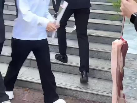 毕业拎整块猪肉见老师?外网网友全看懵了 一块猪肉、一把芹菜,延续两千多年的束修之礼,藏着中国人最朴素也最真挚的尊师心意。你学生时代最想感谢的老师,现在还有联系吗?
#硬核深度计划 #传统文化 #文化输出