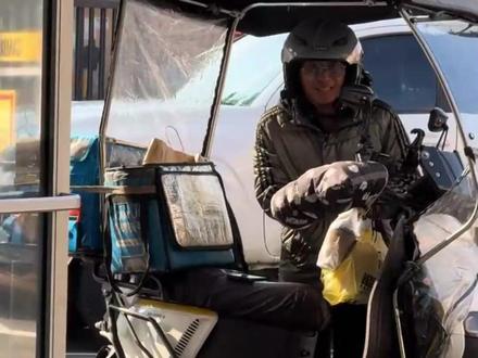 12月2日(受访),#洛杉矶街头惊现“饿了么”骑手 本人回应:每月挣7千存5千美元,在国内跑过外卖,存了钱再回国 #当事人回应洛杉矶街头现饿了么骑手 #男子寄饿了么骑手装备到美国送外卖 @美国🇺🇸饿了么总舵 洛杉矶堂口 老王 @带着学渣儿子闯美国