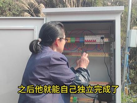 62岁女电工安装智慧农业负压风机,记录气雾栽培种植水果番茄第4期。#气雾栽培 #智慧农业 #黎夏智慧农场 #三农种植 #残疾人创业