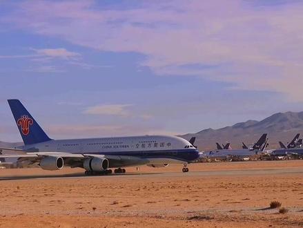 随着B6140落地的一瞬间,中国南方航空最后两架A380正式退役!中国仅有的5架A380都在Mojave飞机墓场长眠!(视频为前些日子飞来的B6138,后面照片为今天抵达的B6139、B6140)#一起看飞机 #现场实拍 #飞机降落 #抖音看世界 #追飞机的人 @永远的永 @中國南方航空公司 @中国南航(飞友家族) @南方航空公司A380 @中国南方航空