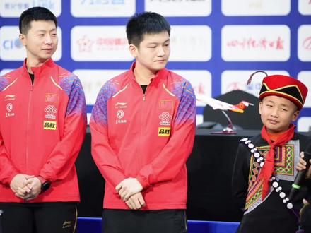 王楚钦在杭州亚运会苦战7局战胜樊振东,摔拍子庆祝妥当吗?#杭州亚运会 #被这届亚运的氛围燃到了 #我为亚运打call