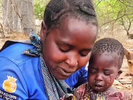 “龇牙包”天天哭~😅#人类幼崽 #可爱到爆炸💥 #哈扎比部落#原始部落#非洲