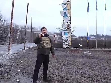 库皮扬斯克局势反转,乌总统亲自下场验证,结果令克宫尴尬不已 俄军将领在11月下旬向普京汇报已控制库皮扬斯克,不过日前泽连斯基亲至库皮扬斯克视察慰问,证实俄军的说法是夸大了战果。同时在红军城方向,乌军称仍控制北部地区,否认俄军所说的已控制该城的说法。#俄乌冲突 #俄乌战争 #俄乌每日局势 #俄乌战场 #国际局势