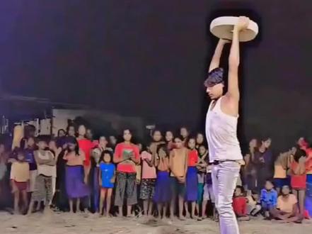 带大家回顾一下一次性就废的演出大合集,大石碎胸口表演,招聘演员一次性结算#搞笑 #专治不开心 #看一遍笑一遍 #名场面 #万万想不到