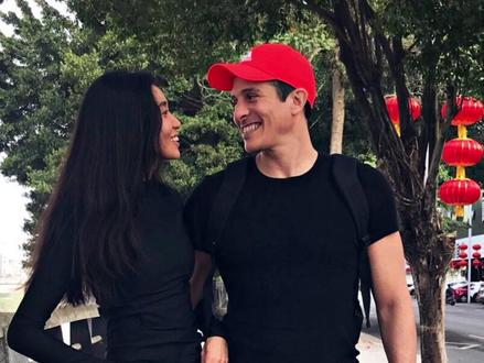 被人问了100遍的年龄差,绝了❗ |
🔸男人只要到了中年,似乎就跟油腻生死相依,“中年油腻男”的标签,简单来说就是:土、俗、丑!直到8年前我遇到了老卡。
🔸其实真正让人“油腻”的不是外表,不是某些生活习惯,而是沉淀和发酵了的不良心态和习气。
🔸知世故而不世故,历世事而存天真,这才是这个中年男人的秘密。
#年龄差婚姻 #跨国婚恋 #西班牙