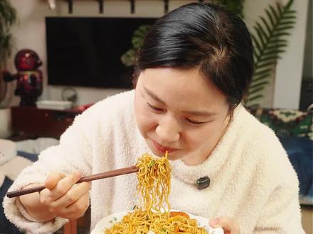 夜市级别炒方便面 食材丰富 做法简单 炒方便面 家里人都很爱吃#小曲和小五 #炒面 #抖音美食推荐官