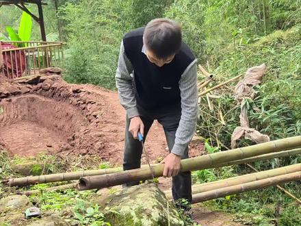 竹制八仙桌 八仙桌,宛如一部凝固的历史典籍。它那方正的造型,承载着千年的东方智慧。诉说着古老岁月里的家族故事。这不仅仅是一张桌子,它是家族团聚时的核心,是长辈们讲述往昔的舞台,是传统节日里摆满佳肴、传递亲情的地方。它见证了无数代人的欢笑与泪水,历经岁月的洗礼,依然稳稳地站在那里,守护着家族文化的传承。
在古老的华夏大地上,八仙桌犹如一颗璀璨的文化明珠。它的存在,跨越了漫长的时光。追溯往昔,这张桌子与八仙的传说相伴而生,似乎被赋予了神秘的力量。它被精心安置在传统民居的正堂之中,象征着家庭的秩序与尊严。无论是婚丧嫁娶,还是祭祀祖先,八仙桌总是居于重要的位置。它以其独特的方形结构,寓意着天地四方的和谐统一,每一处榫卯的连接,都是传统手工艺的赞歌,是对先人们匠心独运的崇高敬意。
竹制八仙桌,传承着古老的中式文化底蕴。在中国传统家居文化中有着举足轻重的地位,它象征着团圆、和谐与礼仪。而竹子,自古以来便是君子的象征,代表着高洁、坚韧不拔。当竹材与八仙桌的形制相结合,便赋予了这张桌子更深层次的文化内涵。它像是一位儒雅的老者,默默地见证着家族的兴衰、人际的往来,承载着中华民族的传统美德和家族文化,成为家庭中代代相传的珍贵之物。
竹制八仙桌背后,是深厚的文化脉络。在中国传统文化中,八仙桌是社交与家庭生活的重要载体。竹制的八仙桌则融入了竹文化的精髓,竹之虚心有节的品质被融入到家具的灵魂之中。无论是家族聚餐时的长幼有序,还是文人墨客相聚时的以文会友,竹制八仙桌都在其中扮演着重要的角色。它是文化的传承者,将古老的价值观念和生活方式,通过这一方竹制的桌面,传递给一代又一代的人。#八仙桌 #竹子手工制作工艺 #匠心制作 #竹制八仙桌 #非遗文化