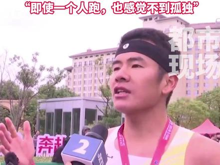 第一个全马冲线的江西选手!感受一下本地观众的欢呼和与呐喊#现场 #2023南昌马拉松 #江西dou知道