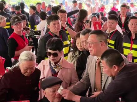 原潮阳县老县长吴志锐老先生荣归故乡亲临由吴启雄董事长发起的“洋美村非遗体验小年宴现场感慨万千感动落泪#洋美村小年宴#吴启雄#现场直击#父子情深#感人瞬间@DOU+上热门 @巨量引擎小助手 @生活服务热点中心