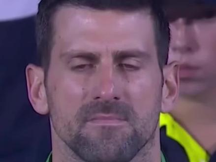 再次看到德约科维奇在澳网决赛上的获奖感言的今天,他已38岁了,我也到了不惑之年,此时此刻心里已五味杂陈,他可是十冠王,他可是我们心目中那个永不言弃的小德,他可是那个越在体力透支的情况下越有韧性总能把多回合的破发点扳回来的小德,此前10次决赛全部夺冠,这是可是他第一次澳网亚军。当德约看到纳达尔,他一定和我一样想起2012年的澳网决赛,他五盘过穆雷历时4小时之久,再五盘近6小时战胜纳达尔。时光冉冉,时隔14年相似的场景再次发生,本届澳网德约在半决赛中再历五盘同样经历了4个多小时战胜了世界第二的辛纳,然而在决赛的今天,时光似乎忘了德约的年龄,在这场决赛中,小德经历了最长单局长达12分47秒,单局中挽回了对方6个破发点并保发,单局最多24个回合,单局跑动距离超过48米,全场挽回11个破发点,最终历时3小时败给了阿尔卡拉斯,在此过程中让我再次看到那个熟悉的小德,我就喜欢他那种越在体力透支的情况下越能把多回合的破发点扳回来的那种韧劲!每当他搬回破发点的时候,导播都会把镜头切换到场外的观众,大家都为之而沸腾,这就是德约的人格魅力!当他在发表获奖感言和阿尔卡拉斯说:你还这么年轻,未来还有大把时光,就像我一样,我相信,未来十年里我们还会有很多次相遇。这句话让我笑着笑着就哭了,他再次打动了我,他还是那样的幽默,在这份独有的幽默里也深刻的体现出德约科维奇积极乐观的心态、他并不畏惧未来的竞争,而是对未来充满信心以及对竞争和挑战的期待。致敬不老传奇 德约科维奇 #我们的小德 #十冠王 #墨尔本之王