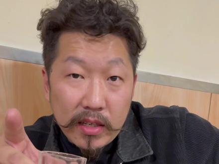 每天分享一个冷门小知识,学费了吗?河南鱼头酒确实厉害,但是这个镶金边跟内蒙旋风圈,扣三敬二比起来,我觉得还差点意思,草原人民欢迎你。#艾特你想艾特的人 #李痘痘