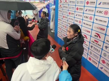 广州降温太“犀利”,田径赛后变羽绒服发布会