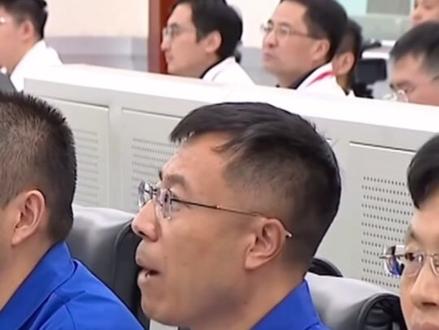 神舟二十三号成功发射 北京时间2026年5月24日23时08分,长征二号F遥二十三号运载火箭搭载神舟二十三号载人航天飞船在我国酒泉卫星发射中心点火升空,随后神舟二十三号载人航天飞船进入预定轨道,太阳帆板展开,本次发射任务取得圆满成功!本次载人航天发射也是中国香港航天员首次参与并执行的中国载人空间站航天发射任务。同时,有一位航天员也将在中国空间站驻留一年,这也将突破我国航天员在空间站(太空)单次驻留的纪录。#酒泉卫星发射中心 #神舟二十三号 #中国航天 #中国空间站 #中国香港航天员