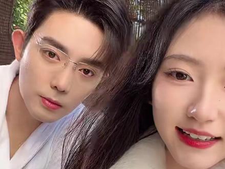 包老师去厦门探班王老师剧组,也提前祝王老师和白妍老师的新剧王冠与绳结今日杀青快乐❤️#玫瑰与青松 #王晨鹏 #包金妮 #王冠与绳结 #玫瑰与青松2026开年黑马短剧