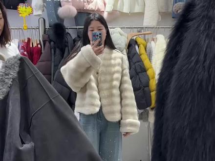 霉豆腐毛毛外套和满钻牛仔裤,我的新年战服#气质穿搭#皮草 #霉豆腐外套 #满钻牛仔裤 #日常分享