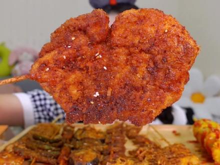 宵夜时间到!炸串➕冰可乐=双倍快乐!#深夜放毒 #妈呀太香了 #炸串 #吃货 #抖音美食推荐官