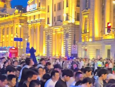 输给北京192万人 赢回7.7万免签老外 上海五一客流,又又又输给北京了...
2024年:落后北京72.7万
2025年:落后140.7万
2026年:差距拉到192.5万人次
但另一组数据,真的有点东西:
入境外籍旅客 7.7万 人次(同比+2.3%)
其中 5万 人靠免签政策「丝滑入境」
免签占比 64.7% ,创下新高
入境游客支付宝消费 +70%,离境退税笔数 +40%
为什么国内游客跑北京,外国游客挤上海?
欢迎评论说说你的看法!
#上海 #北京 #五一 #旅游 #五一假期
