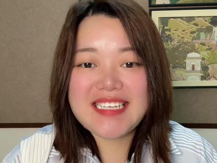 蔡依林深圳演唱会,到底应该怎么选座位呢?今天一次过给你们讲明白,新手小白也能精准锁位不踩雷!
首先这次票价分5个档位,看台490、790、990、内场1390、1690,从看台到内场,咱们不盲目冲贵的,只选最适配的!
首先说预算有限、只想凑氛围的宝子,490看台这个档位座位比较少,抢票难度高,大多在看台边角位置,只能远远看到舞台轮廓和大屏,适合单纯想感受现场氛围、打卡留念的姐妹,预算够的话,建议直接升级,体验差很多哦。
重点推荐来啦,看台790和990!这两个档位真的闭眼冲不亏,虽然是看台,但大运中心的坡度设计很友好,视野超级开阔,能清楚看到整个舞台全貌,还有大屏幕,不管是蔡依林的舞蹈细节,还是舞美,都能看得明明白白,氛围和舒适度双在线。而且这两个档位票量最多,抢票成功率高,宝子们选这两个准没错,堪称全场性价比天花板!
接下来是内场1390和1690。先提醒一个避坑点:1390内场,两侧是宝藏位置,音效和视野直接拉满,但中间区域一定要避雷,很容易被前排挡住,个子不高的宝子可能连大屏都看不清。
然后是内场天花板1690!能抢到这个位置的,真的要偷着乐了, 近距离接近蔡依林,舞台上的每一个细节、每一个表情都看得清清楚楚,互动感直接拉满,毕竟这次舞台是蔡依林斥资9亿台币打造的,前排看真的超级震撼,想近距离见偶像的宝子,拼手速也要冲这个!
总结一下:只是感受氛围选490,性价比选790/990,忠实歌迷选1690,先祝所有宝子都能抢到心仪座位,奔赴蔡依林的神仙现场,咱们现场见啦!#蔡依林深圳演唱会 #蔡依林 #蔡依林演唱会 #演唱会 #演唱会攻略