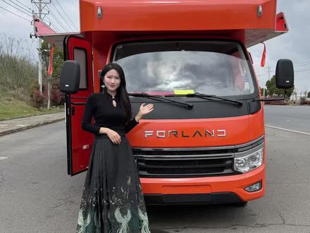 可以流动摆摊又可以晚上休息的房车板售货车,即可进市区可上高速,真的是太实用了,房车门的设计,上下方便,内部设备还可定制。车头上方带软包的额头床,可以轻松睡下两个人。车里面可以做冰淇淋,冷饮,炸串儿,铁板烧小吃,水电设备齐全,移动的快餐车想去哪里就去哪里。 C证就可以开#流动摆摊车#房车摆摊 #网红摆摊 #流动小吃车#房车