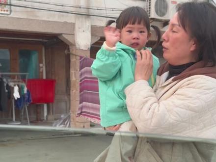 爱是一场轮回,有种温暖叫隔辈亲!家人表达不舍的方式很简单,多站一会,多送一会…#隔辈亲 #年后返程 #道别 #小朋友也有属于自己的道别 #有一种爱叫隔辈亲