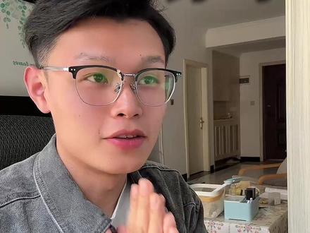 来长沙反向旅游|怎么选住宿一次说清楚 第一次来长沙不知道住哪?在长沙呆了年的我将认真围绕地铁站,给大家按需求挑区域
河西住宿(偏爱岳麓山 / 大学城选这里)
✅ 阜埠河地铁站(3/4 号线)
出门就是大学城,天马小区、后湖夜市美食丰富步行可到岳麓山,邻近后湖 / 洋湖湿地 / 谢子龙影像馆前往五一广场、橘子洲都很便捷
✅ 溁湾镇地铁站(2/4 号线)
2 号线通达全城,5 站内可达五一 / 橘子洲 / 黄兴广场前往岳麓后山、西湖公园小众路线很便捷
河东住宿(爱吃爱逛选这里)
预算宽裕
✅ 灵官渡 / 碧沙湖地铁站下楼可看橘子洲景致,步行可达五一 / 黄兴 / 文和友 / 坡子街周边休闲小店聚集,夜景好看,住高楼层更安静
预算友好
✅芙蓉广场 / 迎宾路口 / 窑岭湘雅二医院(2/6 号线)交通便捷,往来高铁机场很方便,可逛建湘路人文路线迎宾路口衔接烈士公园 + 湖南博物院(两处已连通)
窑岭梓园路市井气息足,梧桐步道 + 特色小店很多
✅培元桥 / 文昌阁地铁站(1 号线)长沙历史步道北起点,邻近潮宗街、西园北里适合人文 citywalk,一路向南逛遍长沙老城区
不推荐具体的,希望大家按自身需求选区域,
这只是我个人的喜爱哈,希望可以和大家一块共创,也希望我的推荐对大家有用!#长沙旅游正确打开方式#长沙旅游#长沙文旅#长沙散步#vlog十亿流量扶持计划@文化站长 @湖南文旅 @文旅长沙 @抖音旅行达人助手