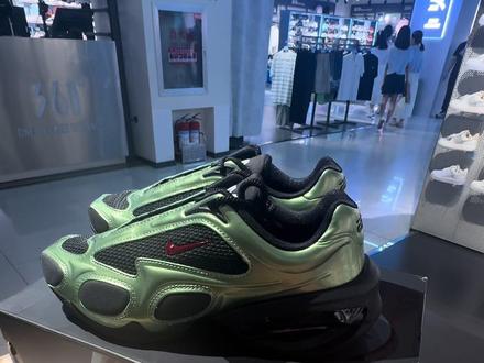Hello宝子们,恭喜柳智敏官宣Nike全球代言人。今天跟大家开箱分享耐克AirMaxMuse,柳智敏上脚海报主推款。这配色很像绿色甲壳虫鞋子外观充满了未来感,网面很透气鞋面绿色部分为亮皮材质,有点空山基的感觉。前半部分鞋底位置的黑色为翻毛材质,多材质拼接搭配夸张的设计,很有赛博朋克的味道。上脚特别舒服增高,后掌可视AirSole气柱加一大块泡棉,穿起来又舒服又增高。真是小个子女孩的福音。智敏同款的AirMaxMuse极光绿。鞋底回弹度刚刚好,跑步或跳舞都可以的。一双鞋不管是出街还是运动一次搞定,轻松搭配出专属于自己的穿搭公式。走到哪儿,都能走出偶像同款气场
柳智敏官宣Nike全球代言人海报款,上脚超好看的呀#柳智敏同款