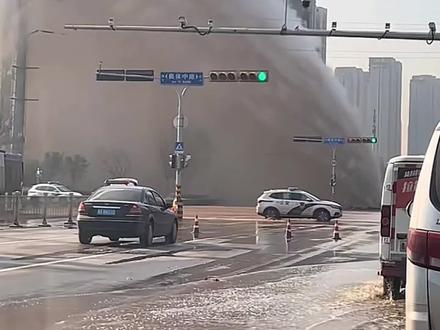 济南“爆突泉”,供暖管道暴裂#上热搜 #