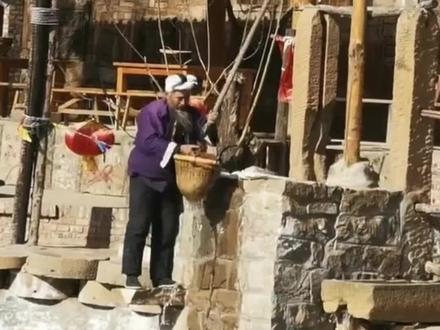 古代杠杆——桔槔,现在很多地区原始农作还是离不开桔槔的,主要用于农田灌溉,日常取水,最重要的是在提水过程中,利用杠杆另一段石头的重力提供动力,使我们省力。