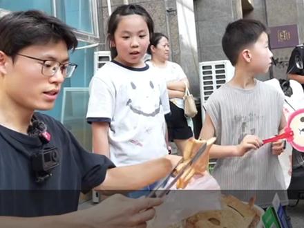 河南95后硕士摆摊卖烧饼 造型酷炫 2个月吸粉40多万 “学历只是工具 不是枷
锁” 希望烧饼有更多意义 愿未来孩子们能回想起这一刻