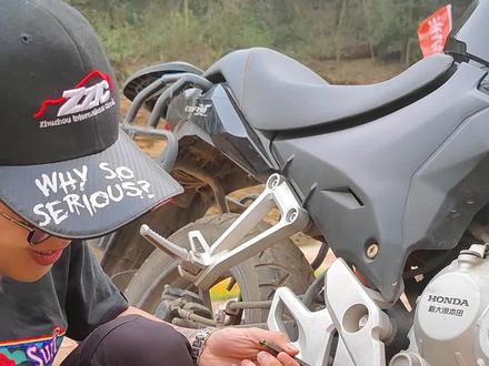 #机车 #摩托车 突发奇想的防盗脚踏,娱乐切勿当真。