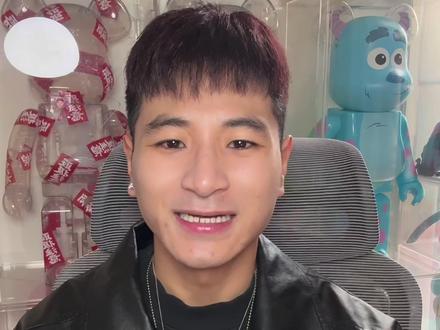 吉隆坡机场到klcc市区最省钱!详细攻略 吉隆坡机场距离市中心60km,机场专线55马的票价又感觉很大冤种,
给大家介绍一条最快速及省钱的路线,机场到Klcc(双子塔)仅需13.2马币💰
路线非常简单,跟着以下两步走就可以: 1机场拿行李出来就能看到KLlA transit电梯,下去就有买票柜台,买绿线到Putrajaya站。进站选KL Sentral 方向上车(注意方向‼️),
2在Putrajaya站下车出站左转,走到黄线地铁站换乘,如到Klcc 的话选择Ampang Park 站下车,然后步行导航就能到啦~
该攻略也适用从市区和Klcc 到机场路线,把流程反着坐就可以啦
大家有任何问题欢迎评论区留言~
#吉隆坡地铁 #吉隆坡机场 #马来西亚 #KLCC #机场攻略